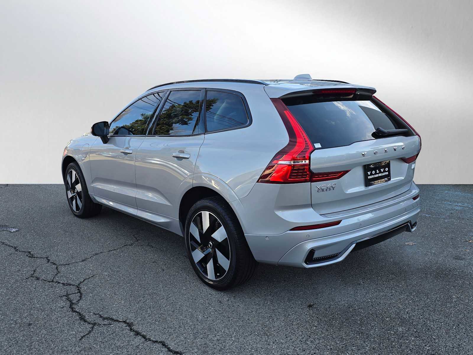 Certified 2024 Volvo XC60 T8 Plus w/ Protection Package Premier image 5