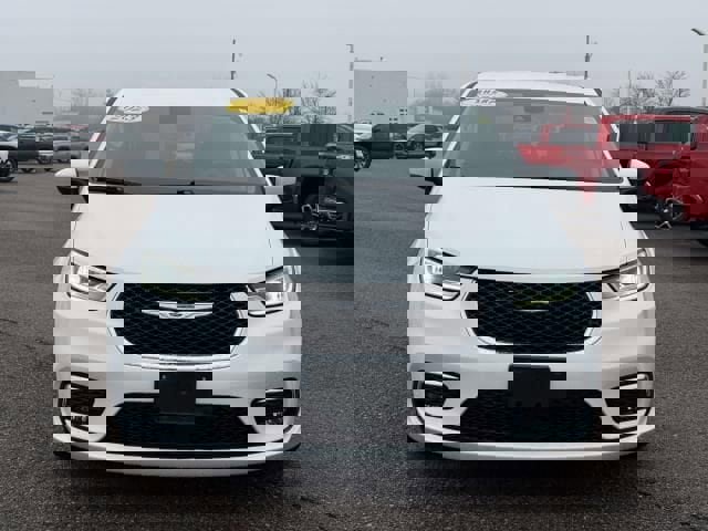 Used 2023 Chrysler Pacifica Touring-L image 3