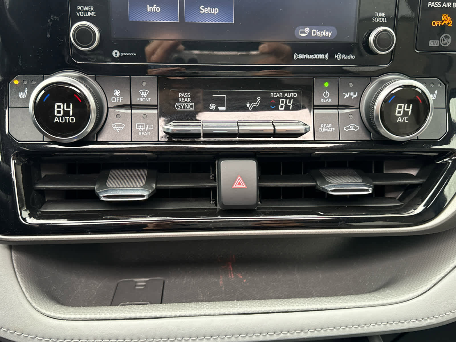 Used 2022 Toyota Highlander XLE image 16