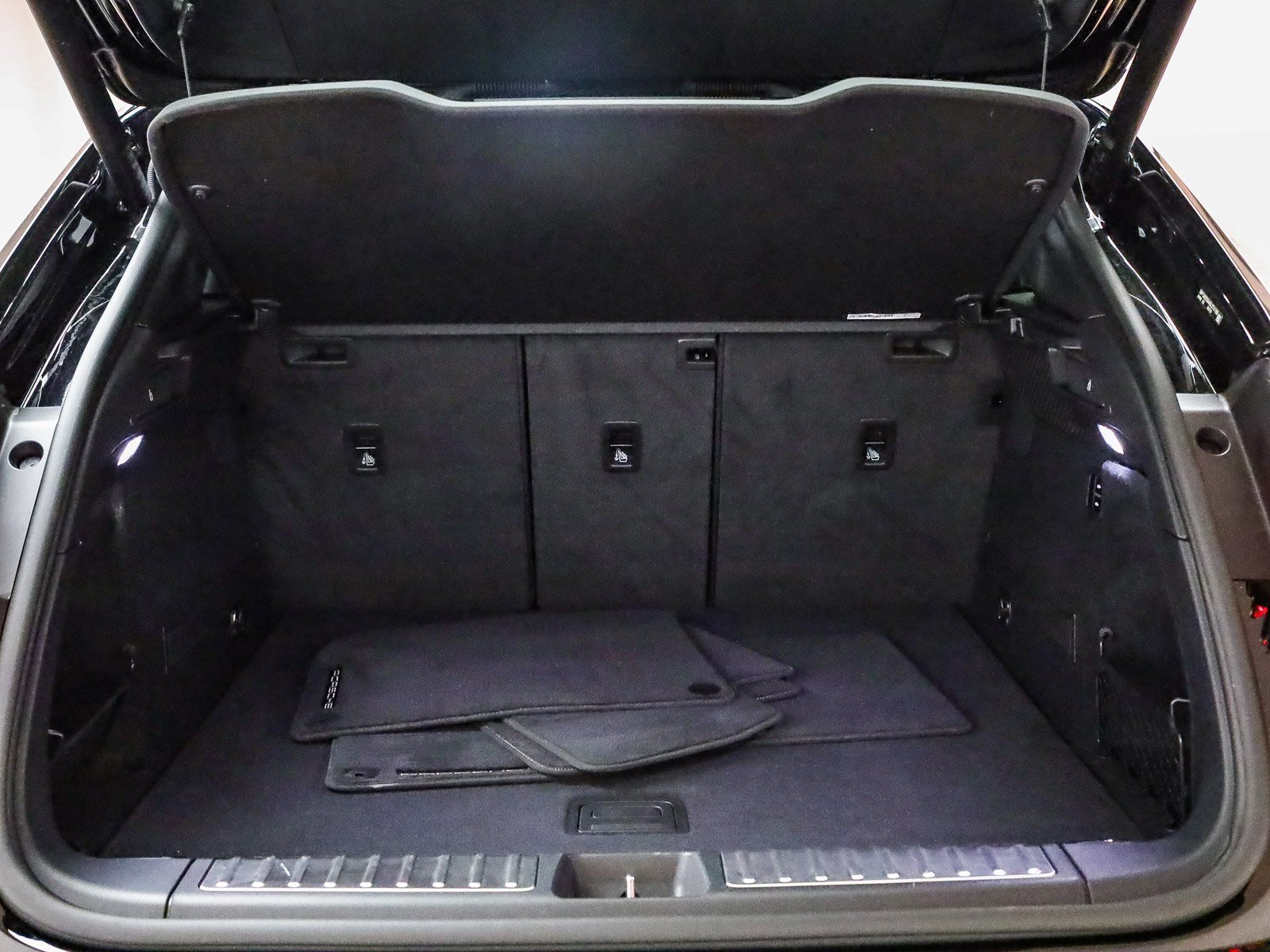 Used 2025 Porsche Macan Electric image 31