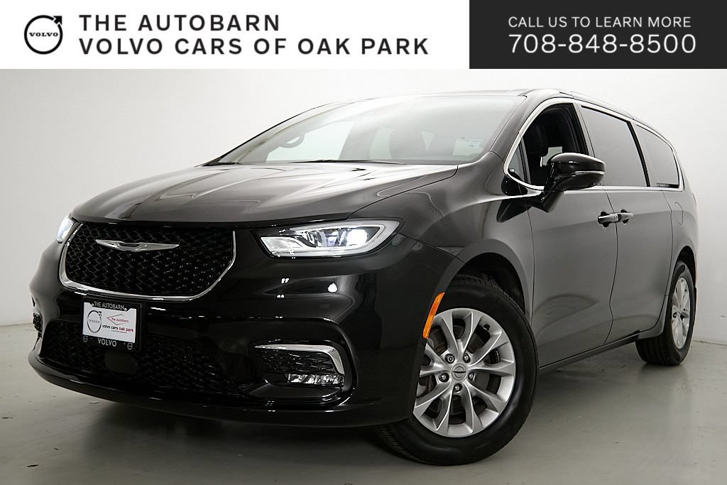 Used 2025 Chrysler Pacifica Select AWD/4WD image 1