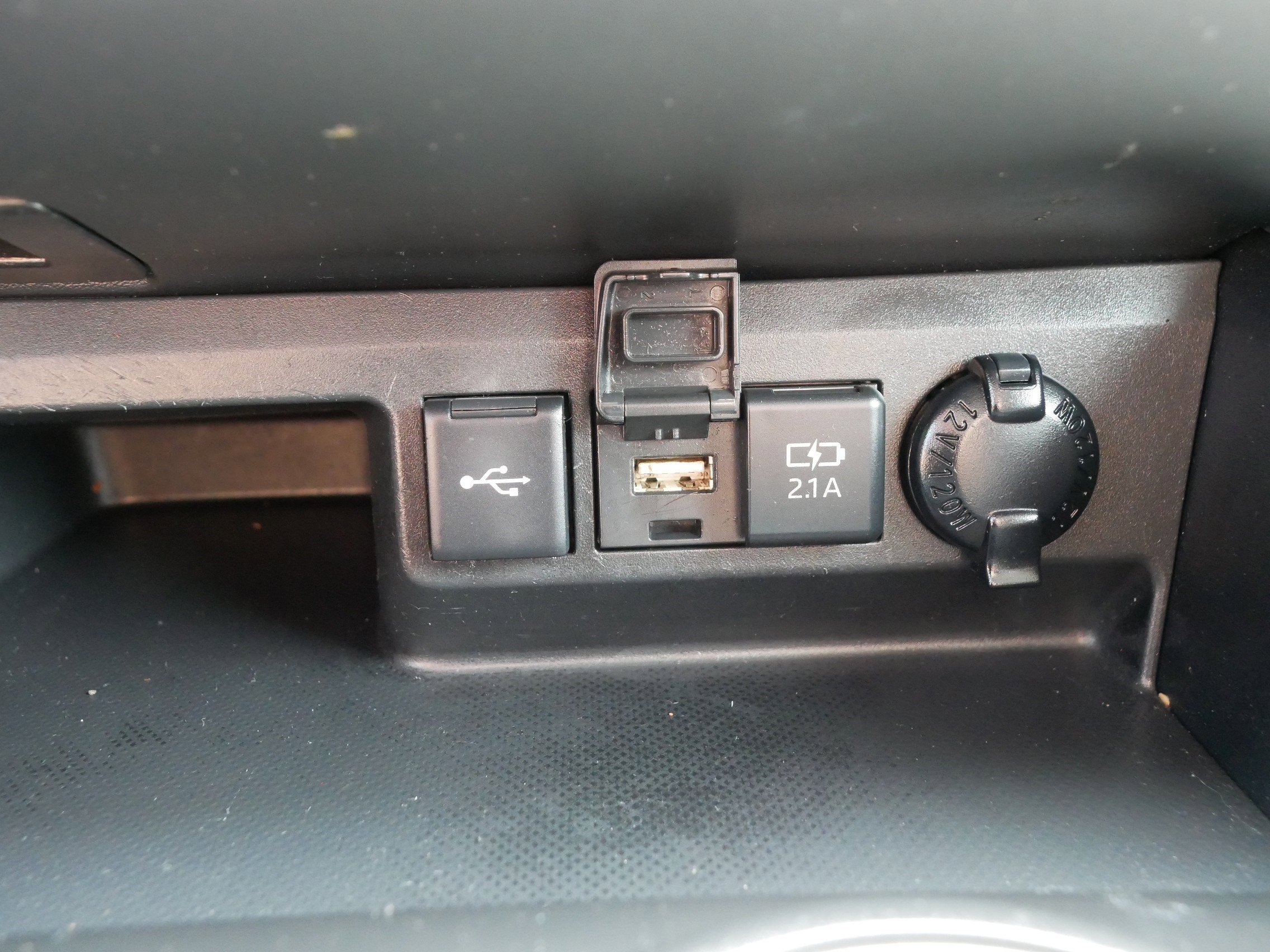 Used 2021 Toyota Highlander LE AWD/4WD image 33