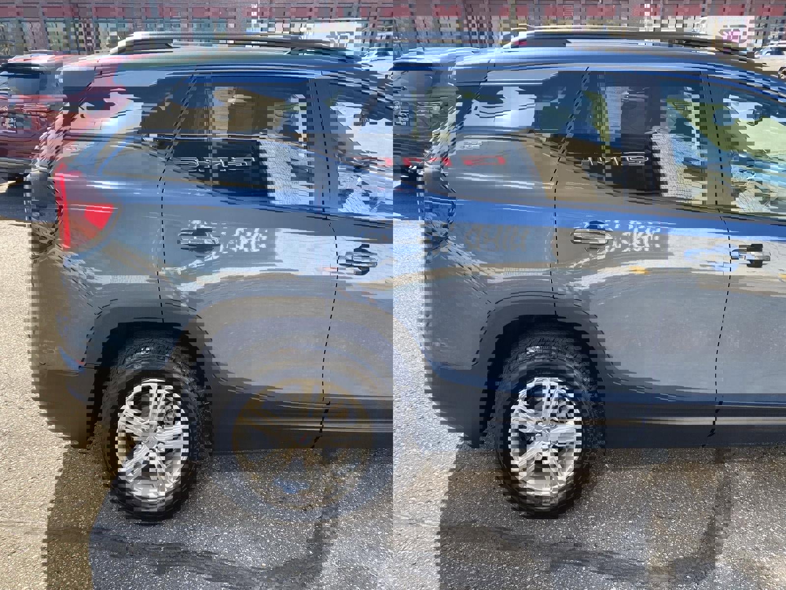 Used 2024 GMC Terrain SLE w/ Driver Convenience Package image 11