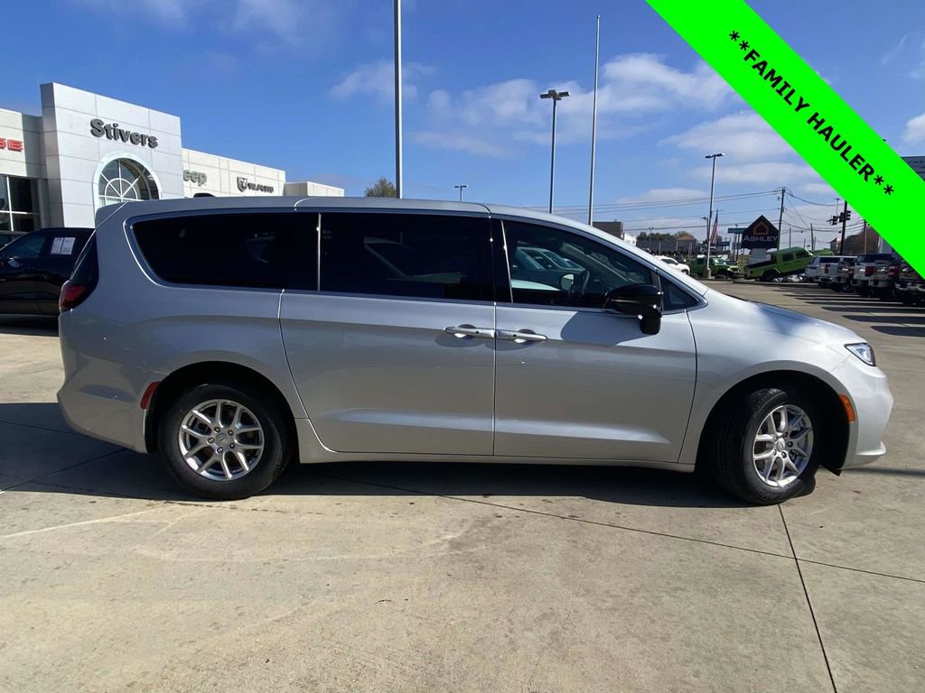 New 2026 Chrysler Pacifica Select image 7