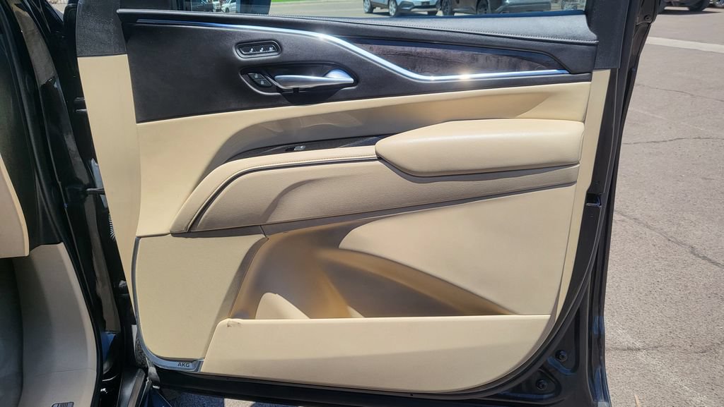 Used 2021 Cadillac Escalade Premium Luxury AWD/4WD image 19