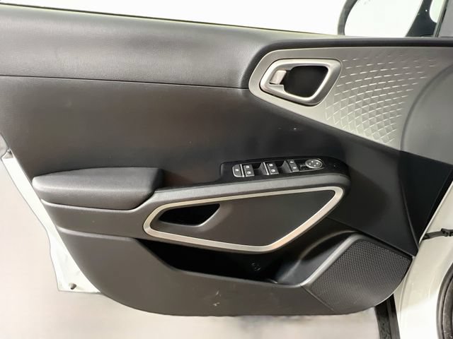 Used 2025 Kia Soul LX FWD image 28