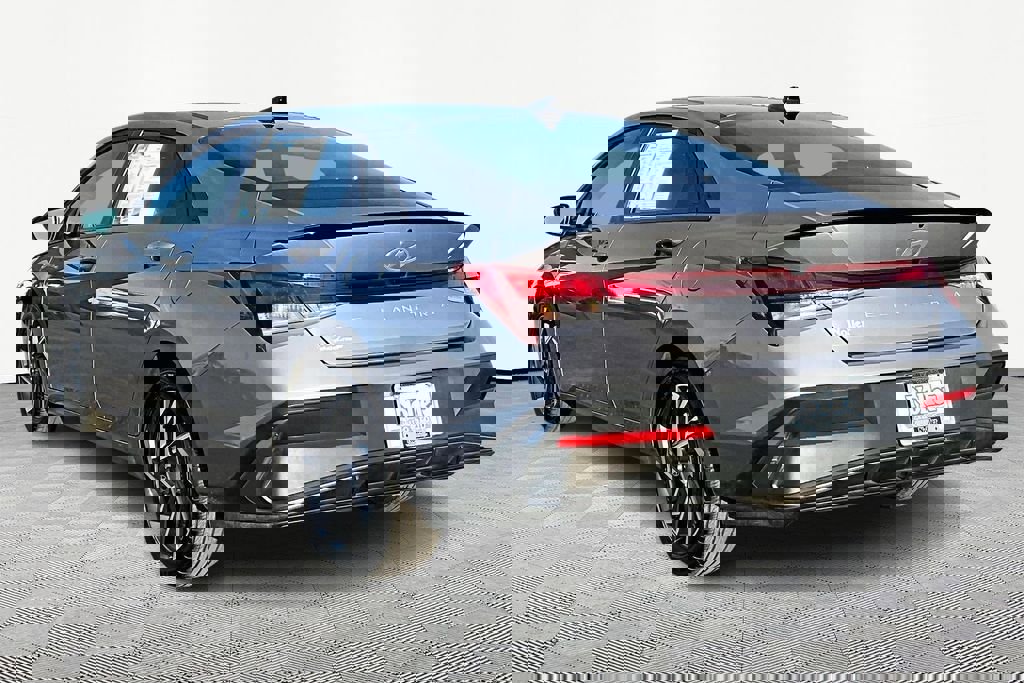 Used 2025 Hyundai Elantra Sport image 13