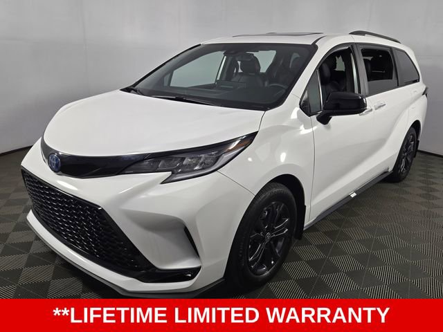 Used 2025 Toyota Sienna XSE AWD/4WD image 3
