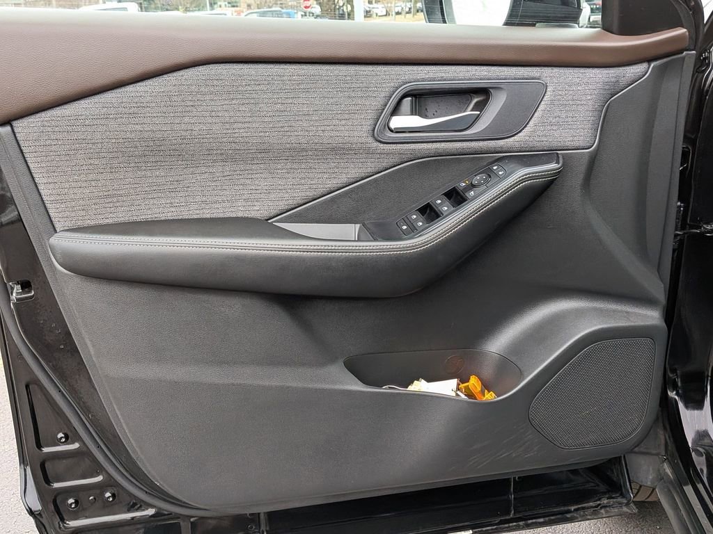 Used 2023 Nissan Rogue SV image 9