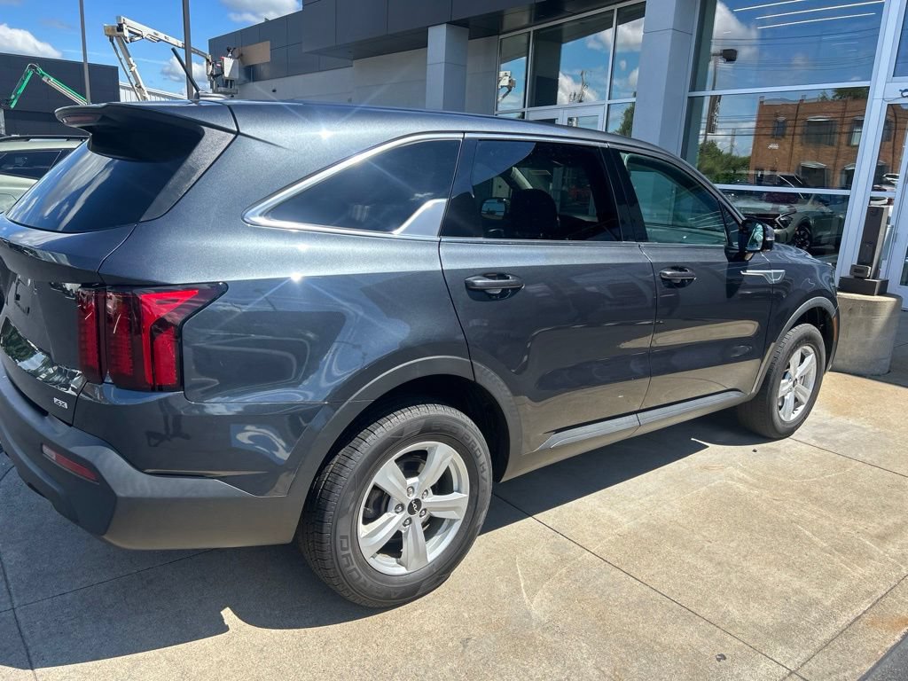Used 2023 Kia Sorento LX AWD/4WD image 7