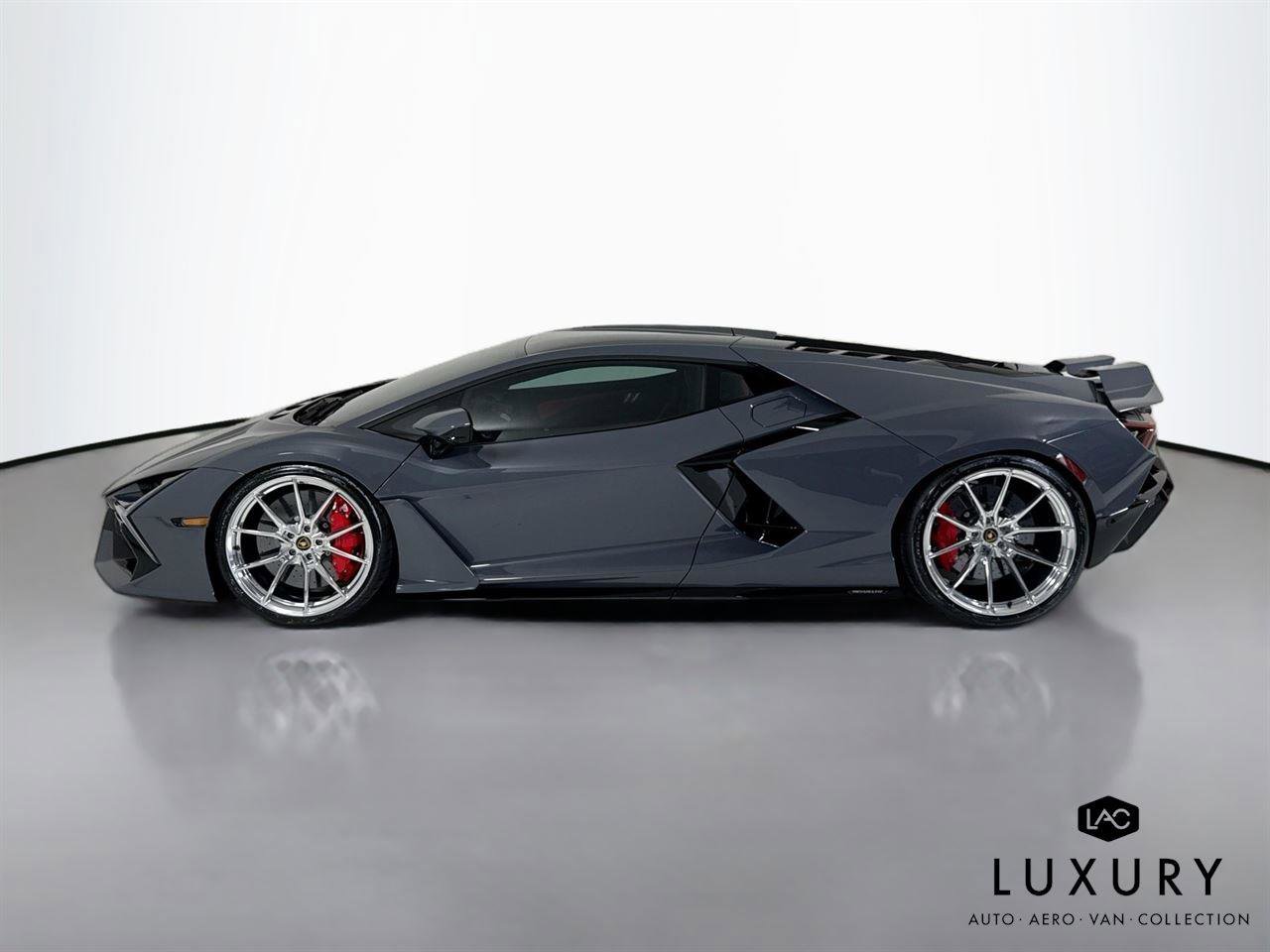 Used 2025 Lamborghini Revuelto image 9