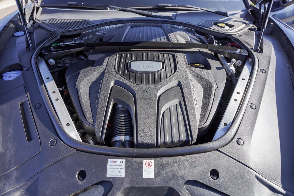 Used 2018 Porsche Panamera 4 image 39