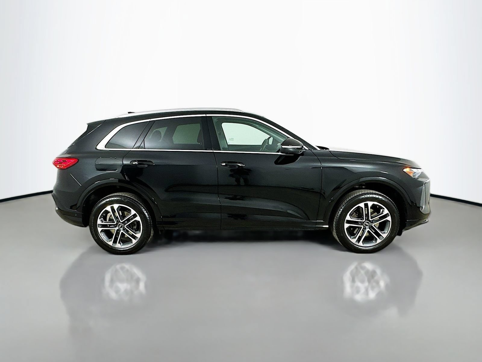 Used 2025 Audi Q5 Premium w/ Convenience Package AWD/4WD image 4