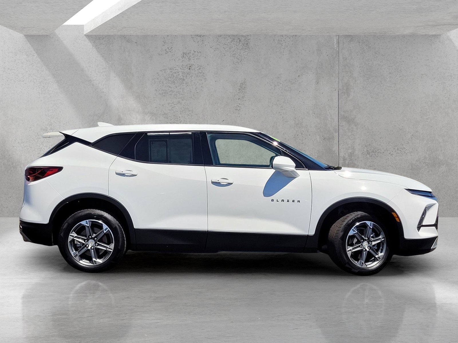 Used 2025 Chevrolet Blazer LT FWD image 3