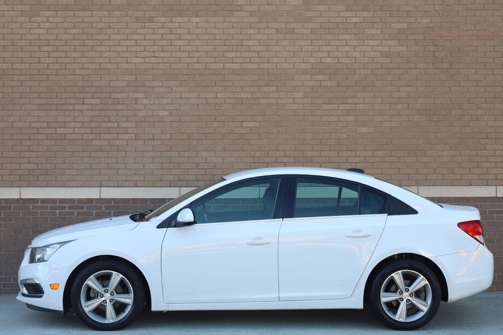 Used 2015 Chevrolet Cruze LT FWD image 2
