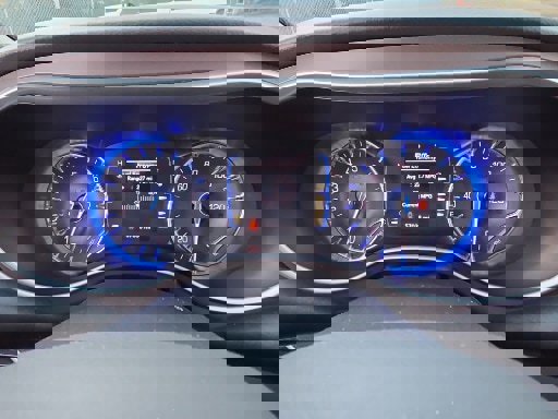 Used 2023 Chrysler Voyager LX image 3