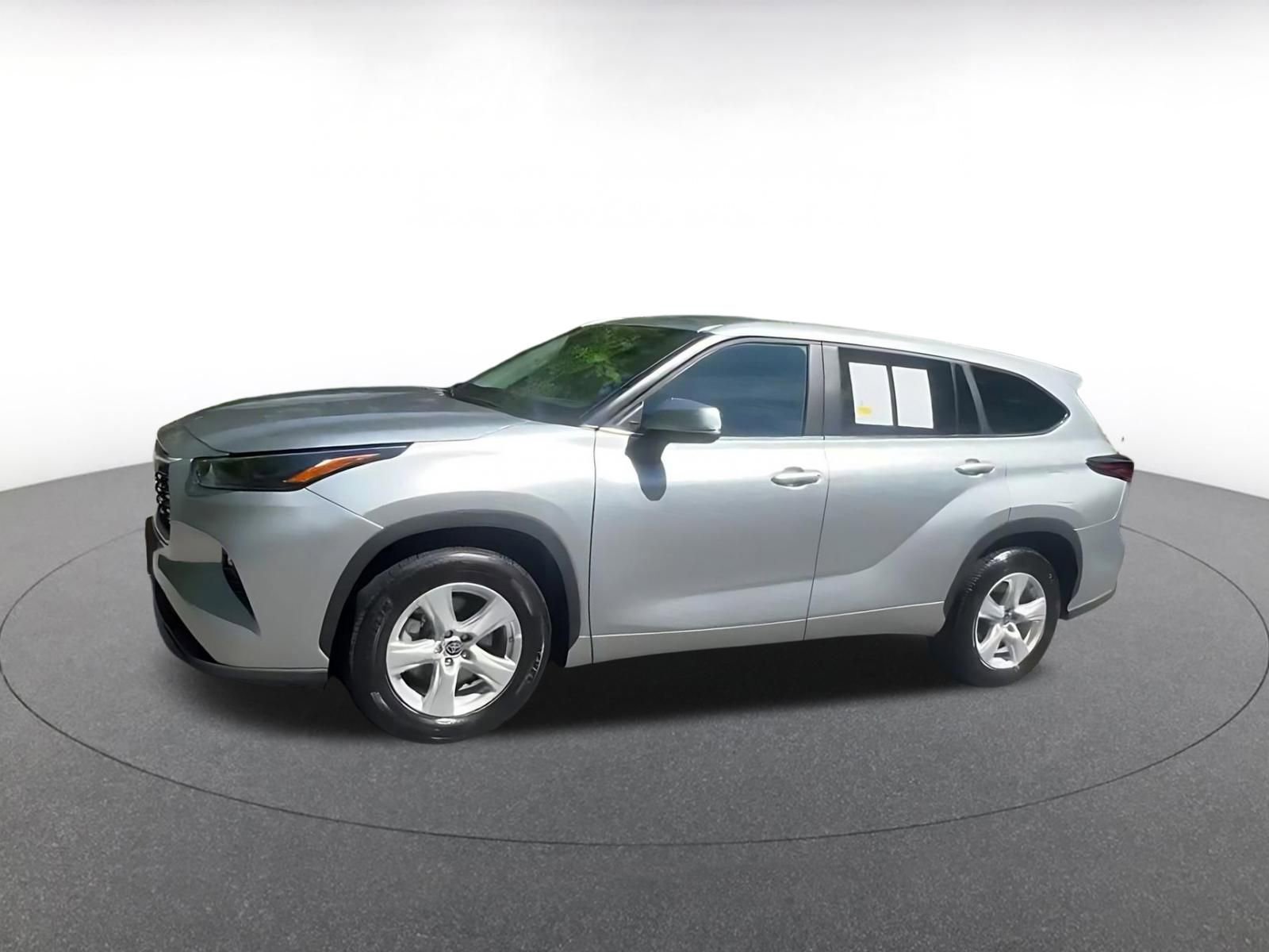 Used 2025 Toyota Highlander LE FWD image 8