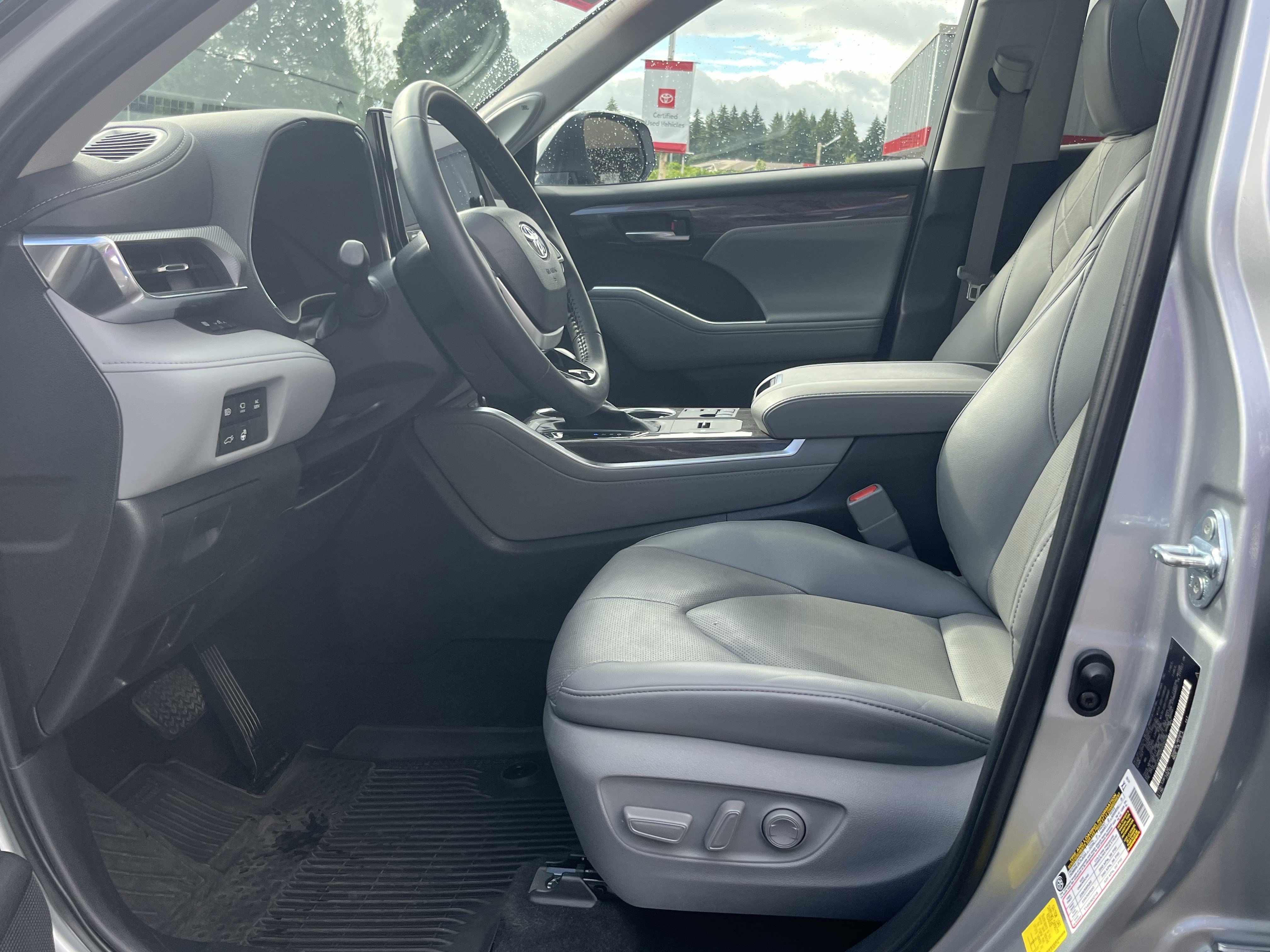 Used 2024 Toyota Highlander Platinum AWD/4WD image 11