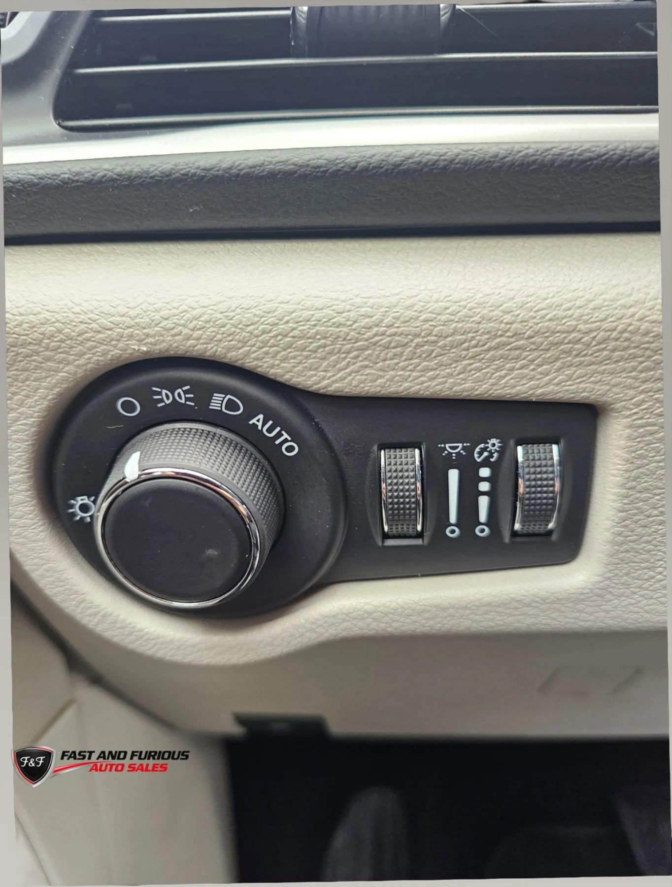 Used 2022 Chrysler Voyager LX FWD image 20