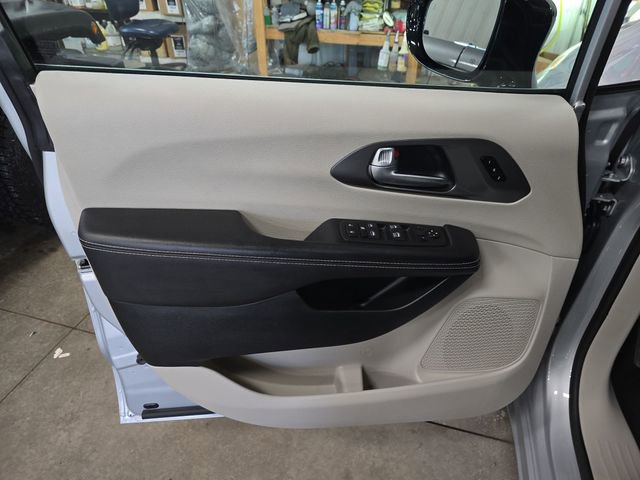 Used 2024 Chrysler Pacifica Touring-L image 30