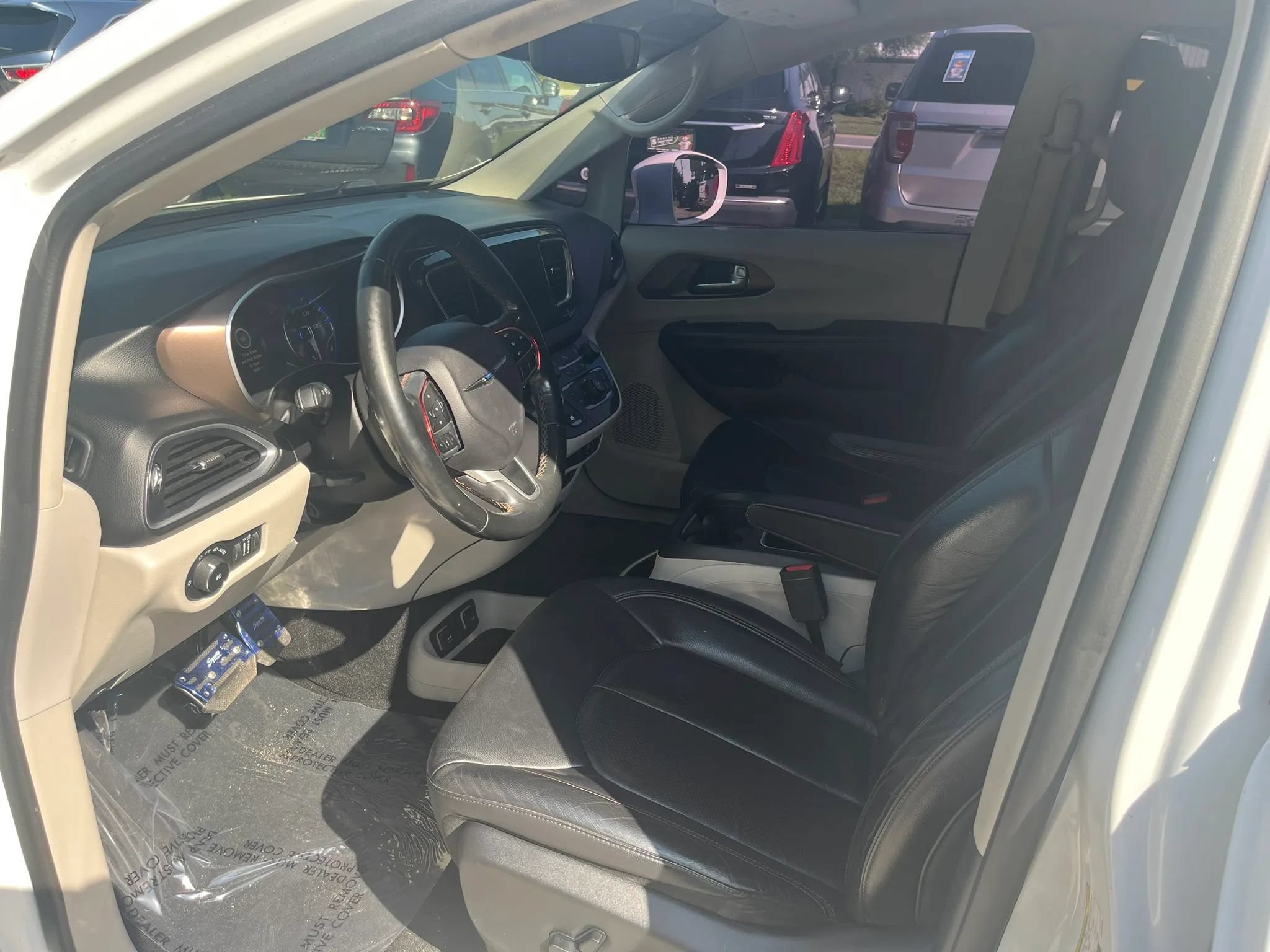 Used 2018 Chrysler Pacifica Touring-L Plus FWD image 11