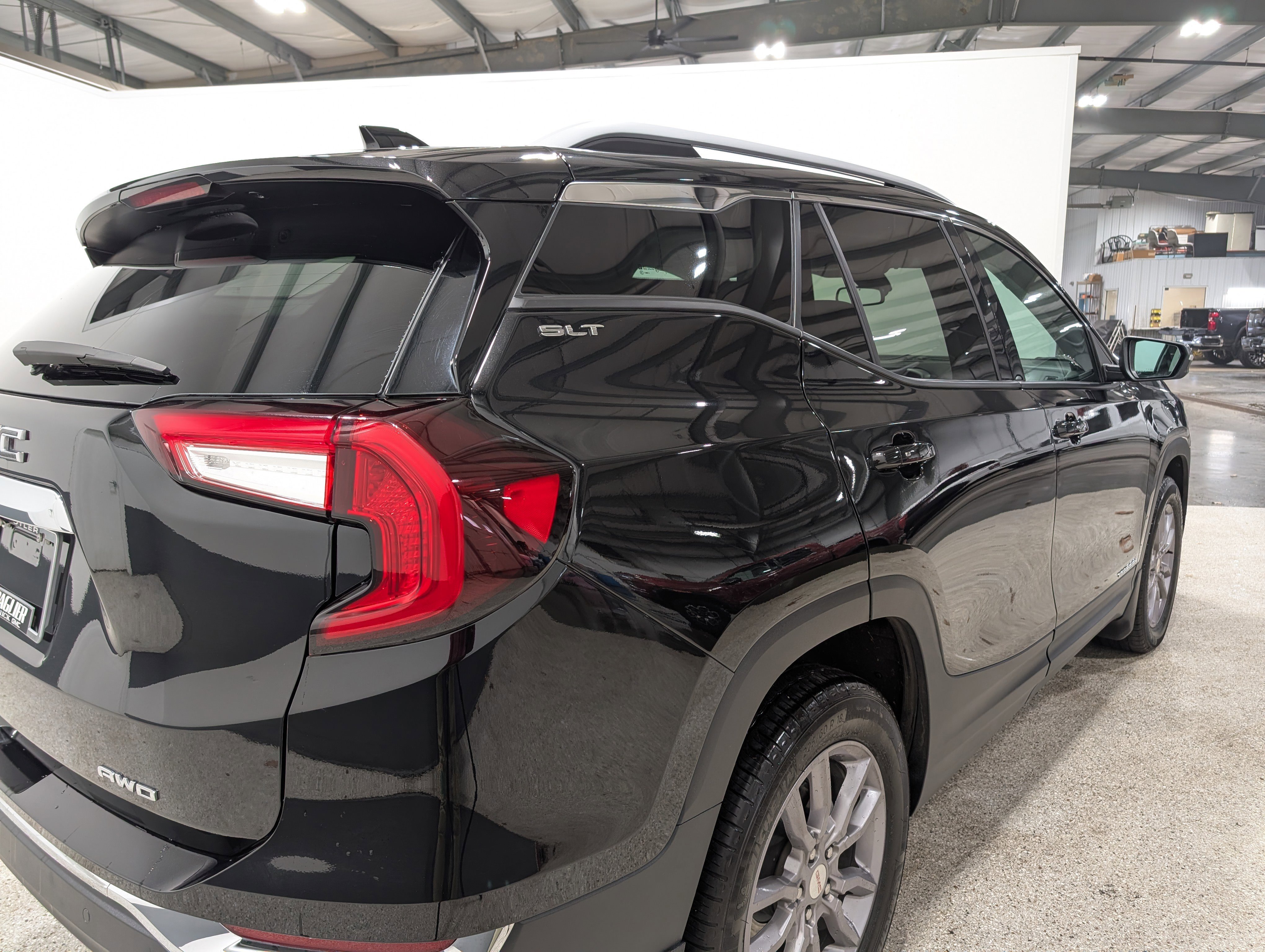 Used 2023 GMC Terrain SLT w/ Infotainment Package II image 3