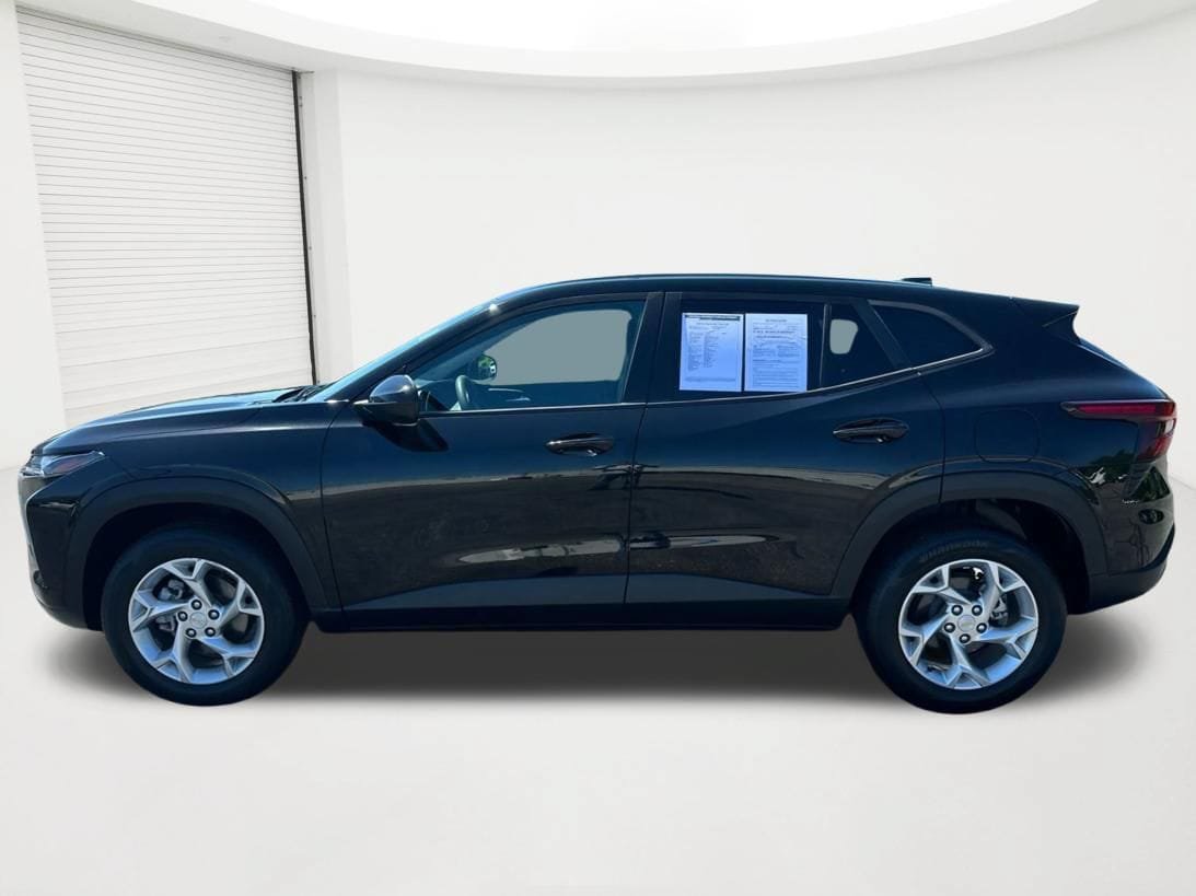 Used 2024 Chevrolet Trax LS w/ LS Convenience Package FWD image 8