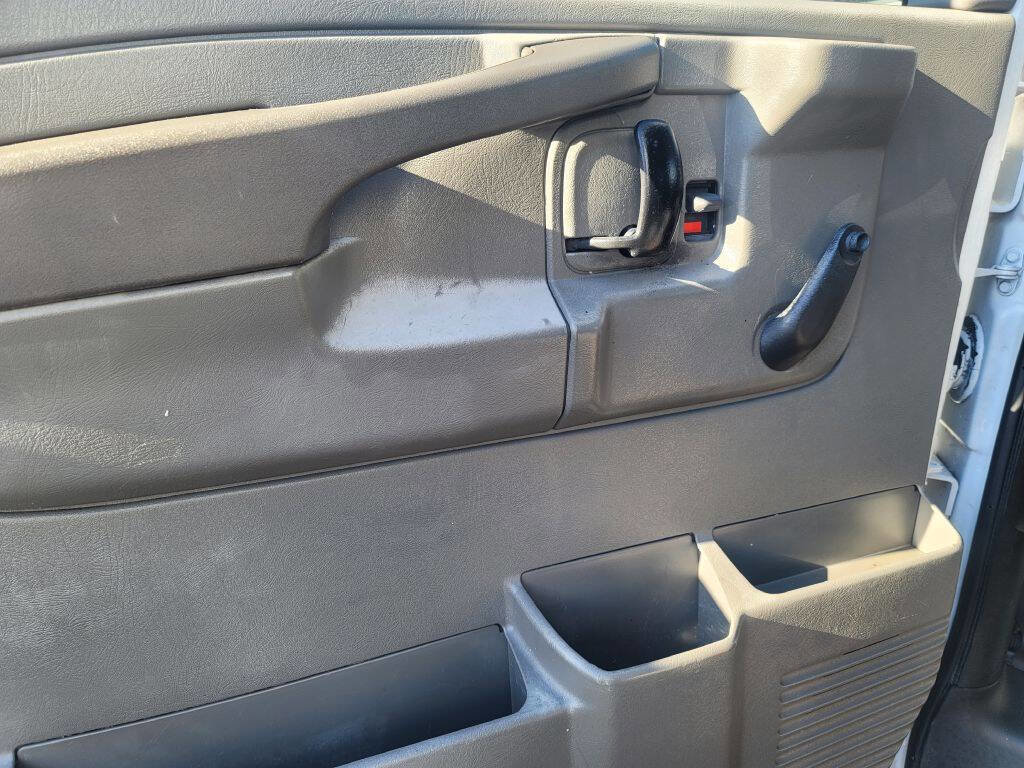 Used 2003 Chevrolet Express 2500 image 2