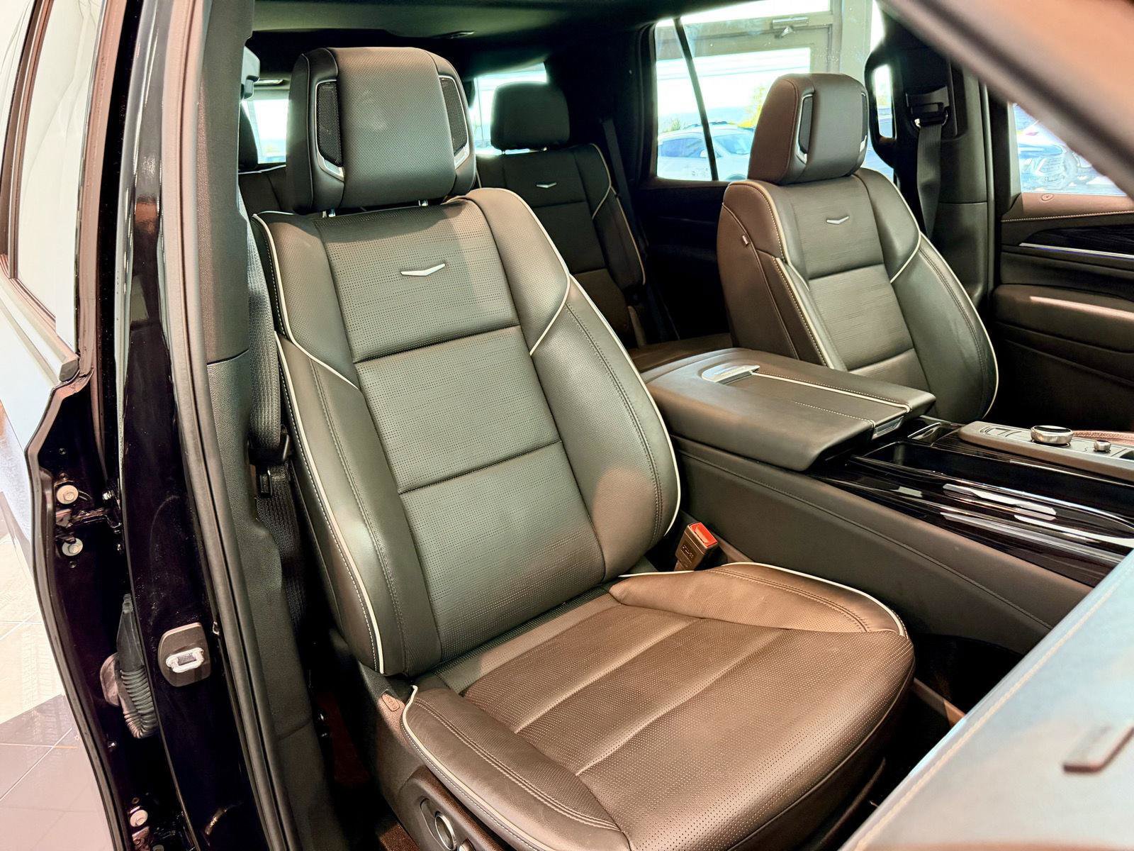 Certified 2024 Cadillac Escalade Sport w/ LPO, ONYX Package AWD/4WD image 35