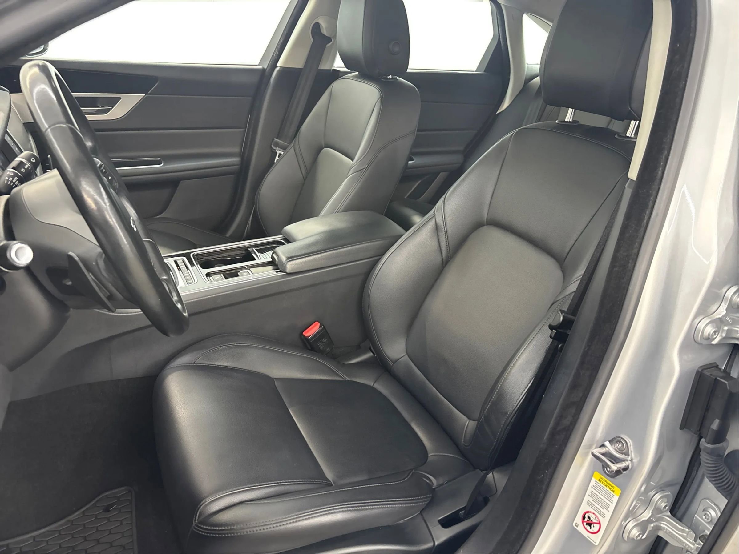 Used 2018 Jaguar XF Premium image 13