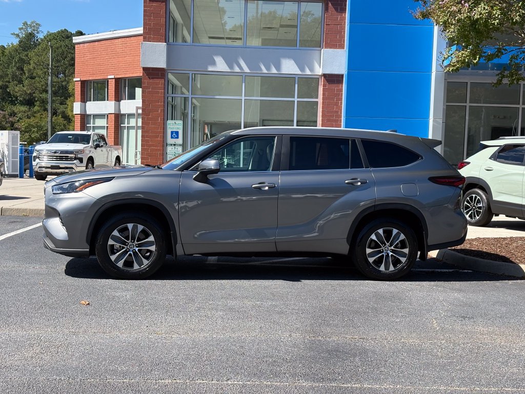 Used 2026 Toyota Highlander XLE AWD/4WD image 2
