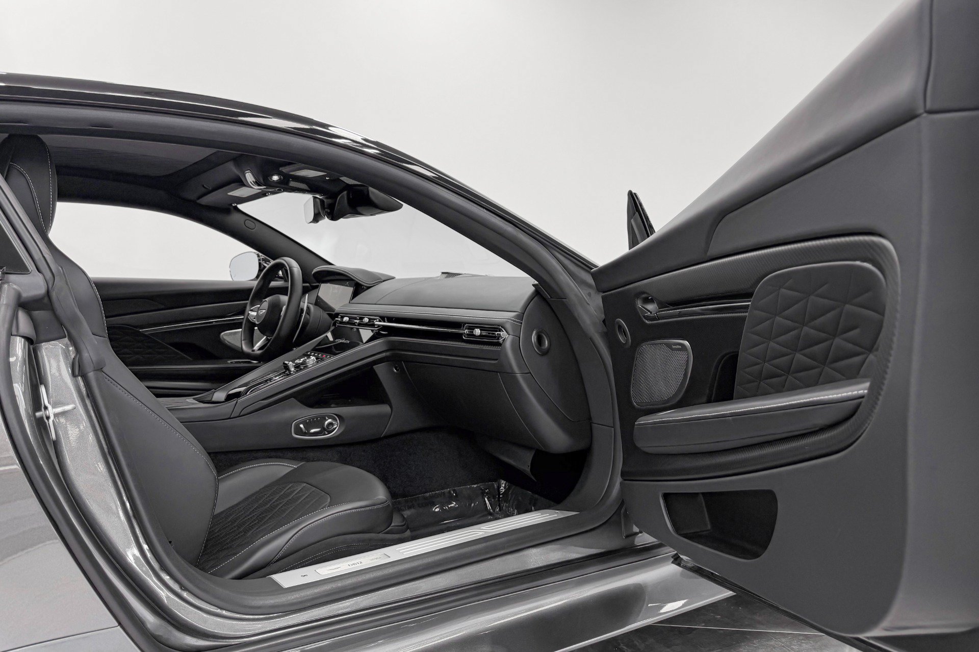 Used 2024 Aston Martin DB12 Coupe RWD image 25