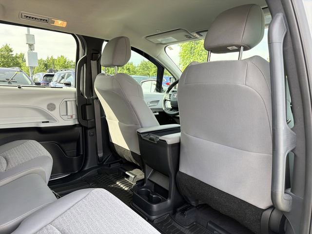 Used 2025 Toyota Sienna LE FWD image 18