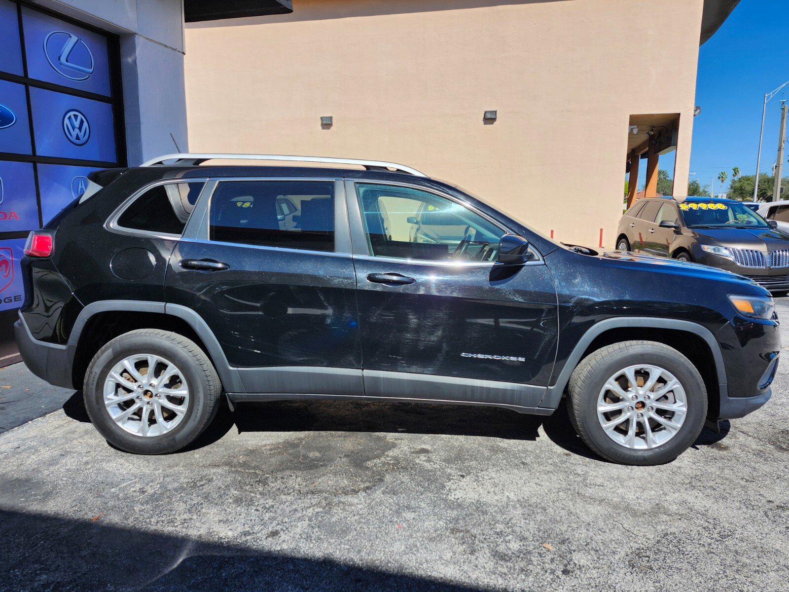 Used 2019 Jeep Cherokee Latitude w/ Popular Appearance Group image 32