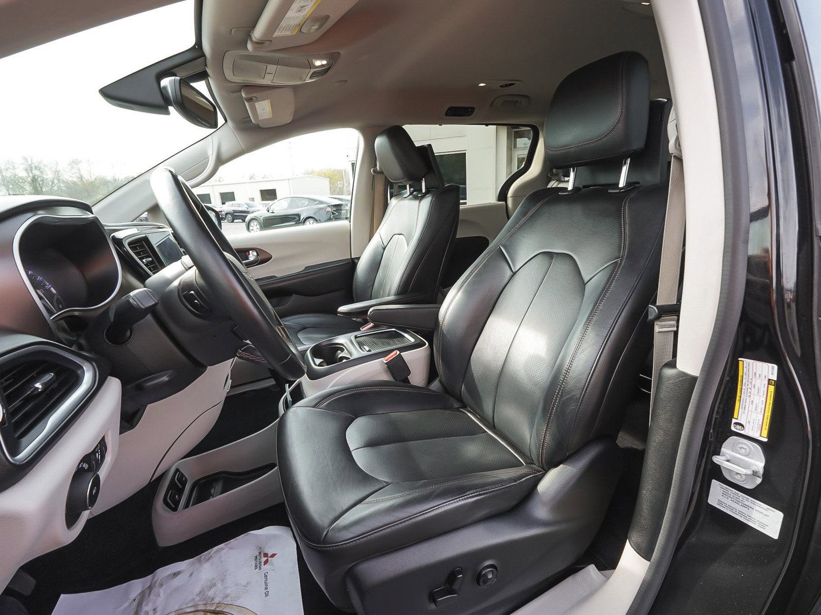 Used 2017 Chrysler Pacifica Touring-L Plus FWD image 32