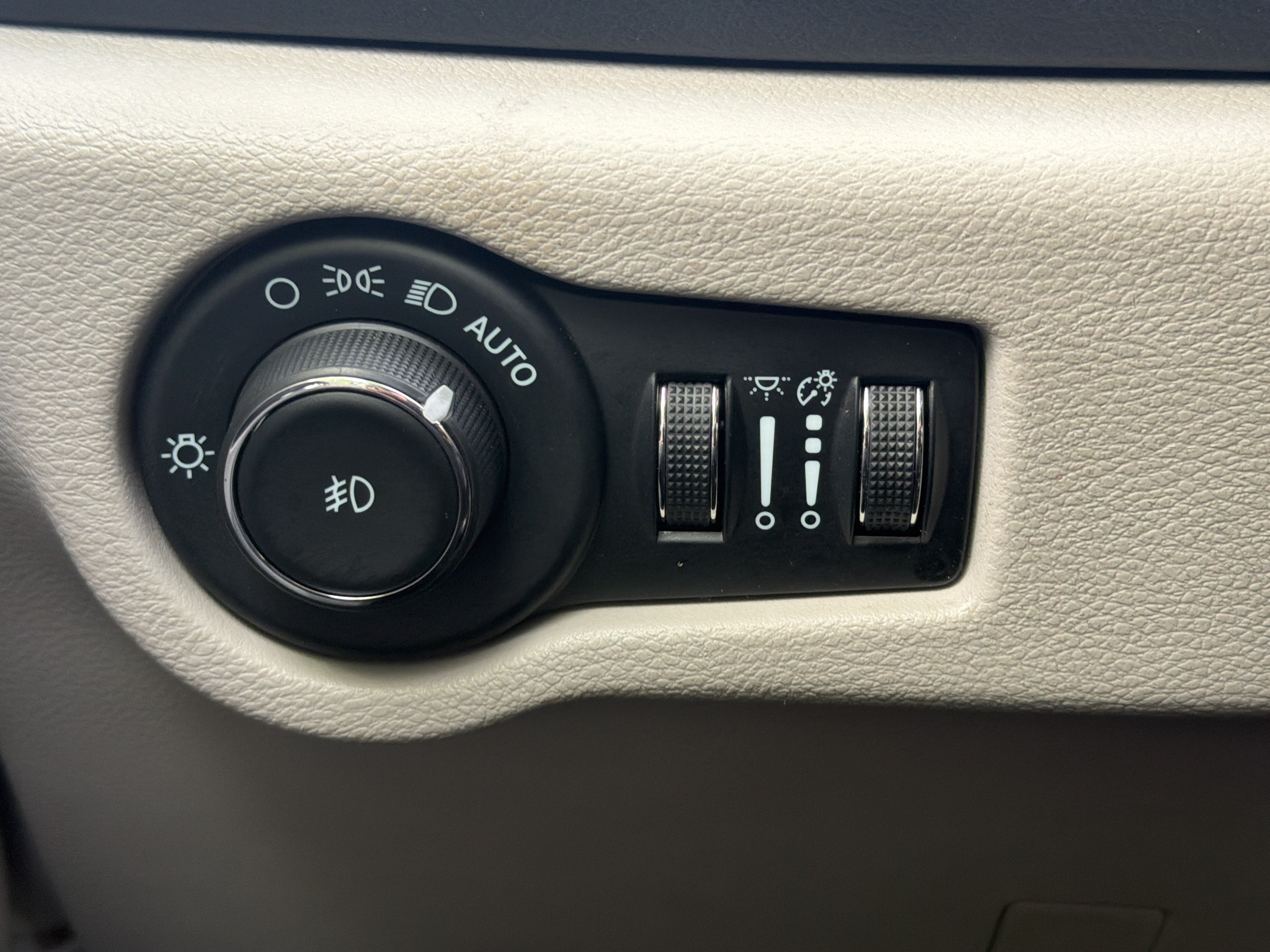 Used 2024 Chrysler Pacifica Touring-L FWD image 11