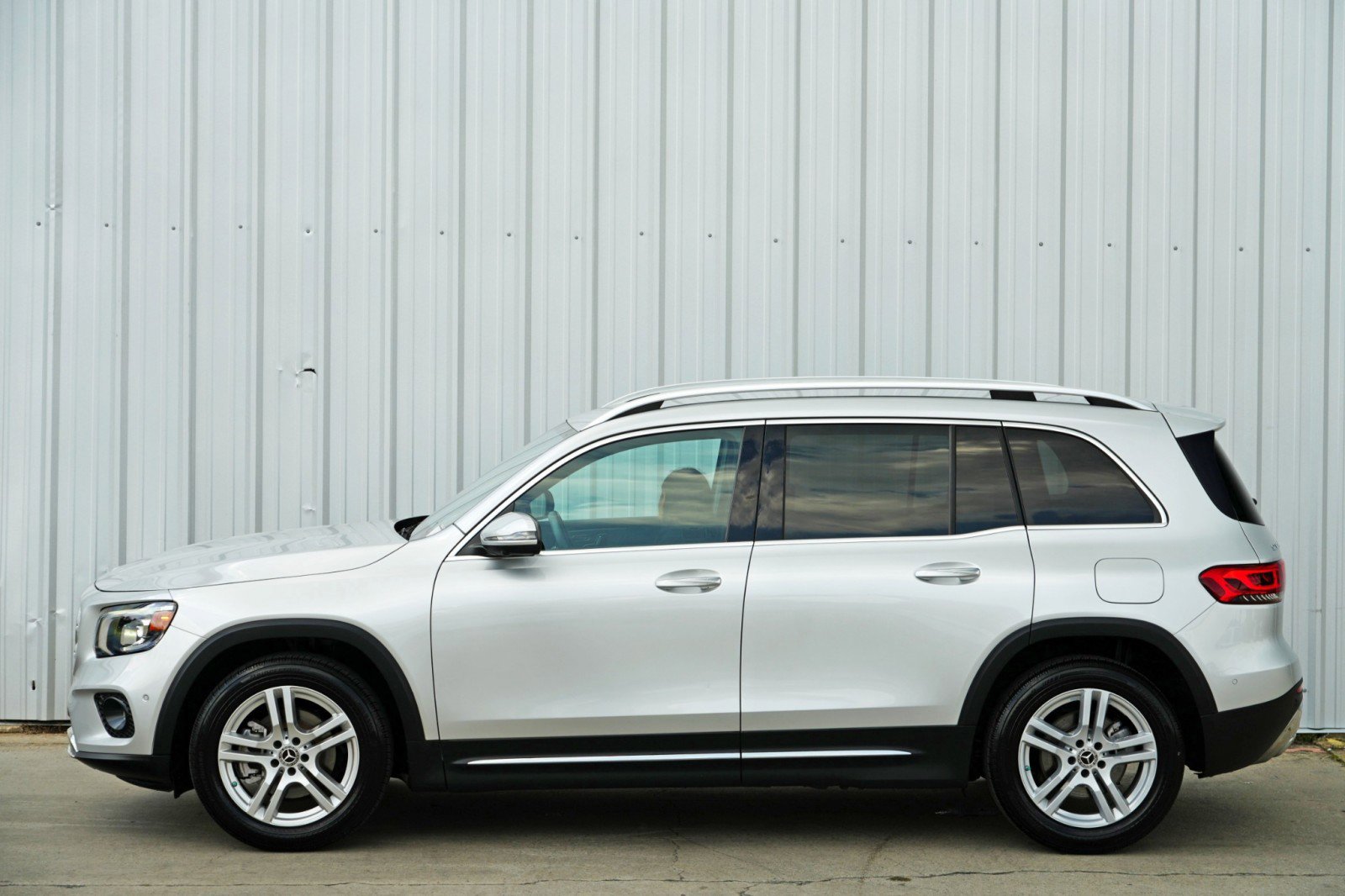 Used 2021 Mercedes-Benz GLB 250 4MATIC w/ Premium Package image 8