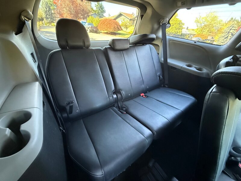 Used 2018 Toyota Sienna SE w/ Carpet Mat Package FWD image 14
