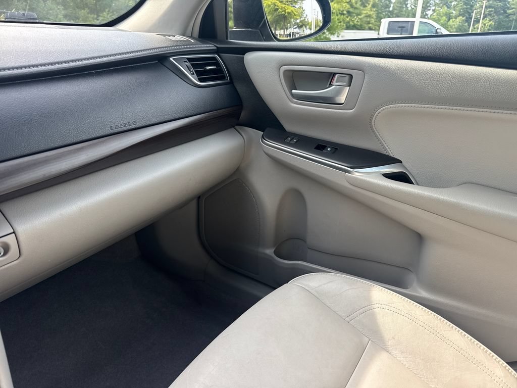 Used 2017 Toyota Camry XLE w/ Moonroof Package FWD image 17