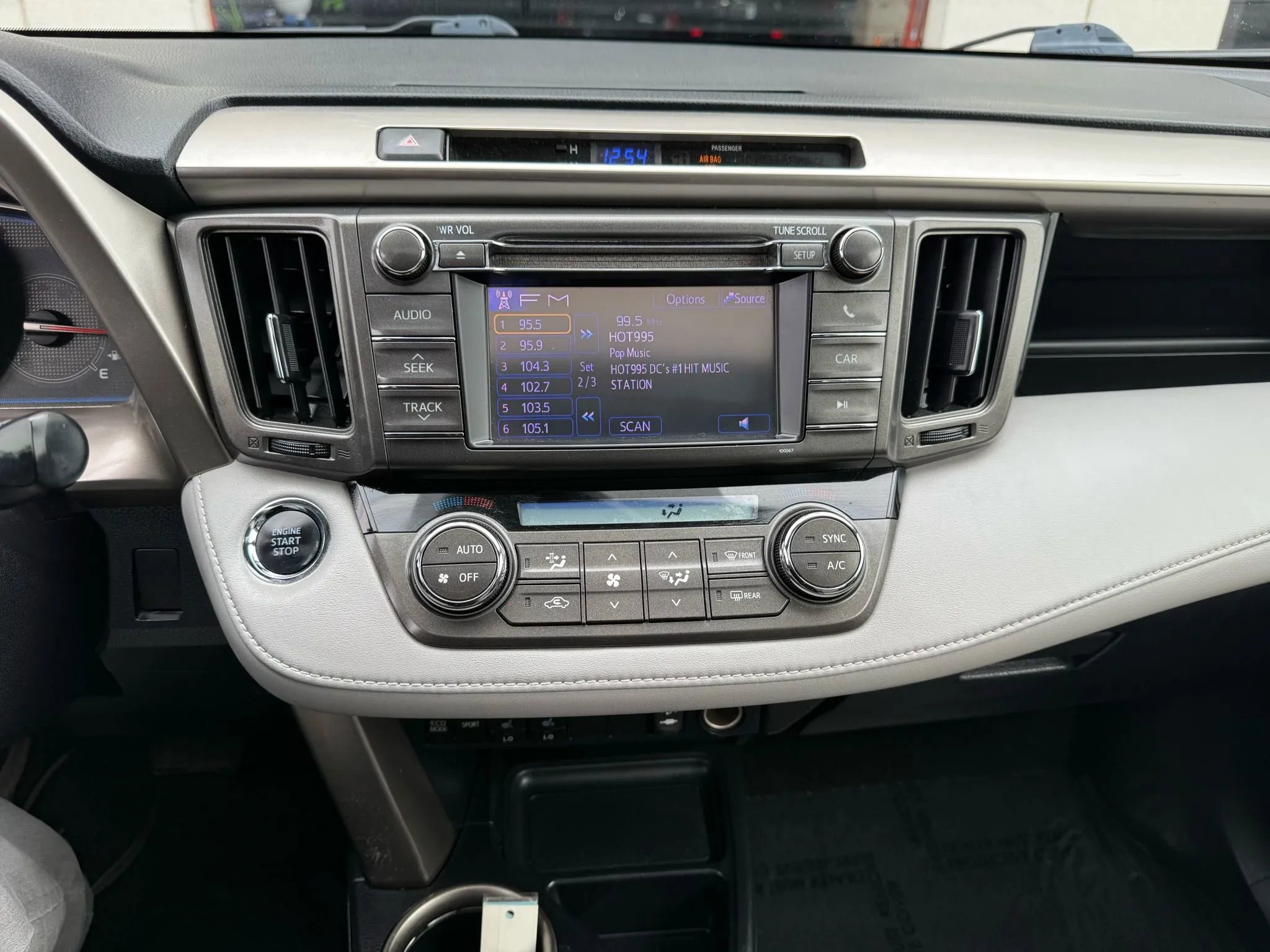 Used 2013 Toyota RAV4 Limited image 33