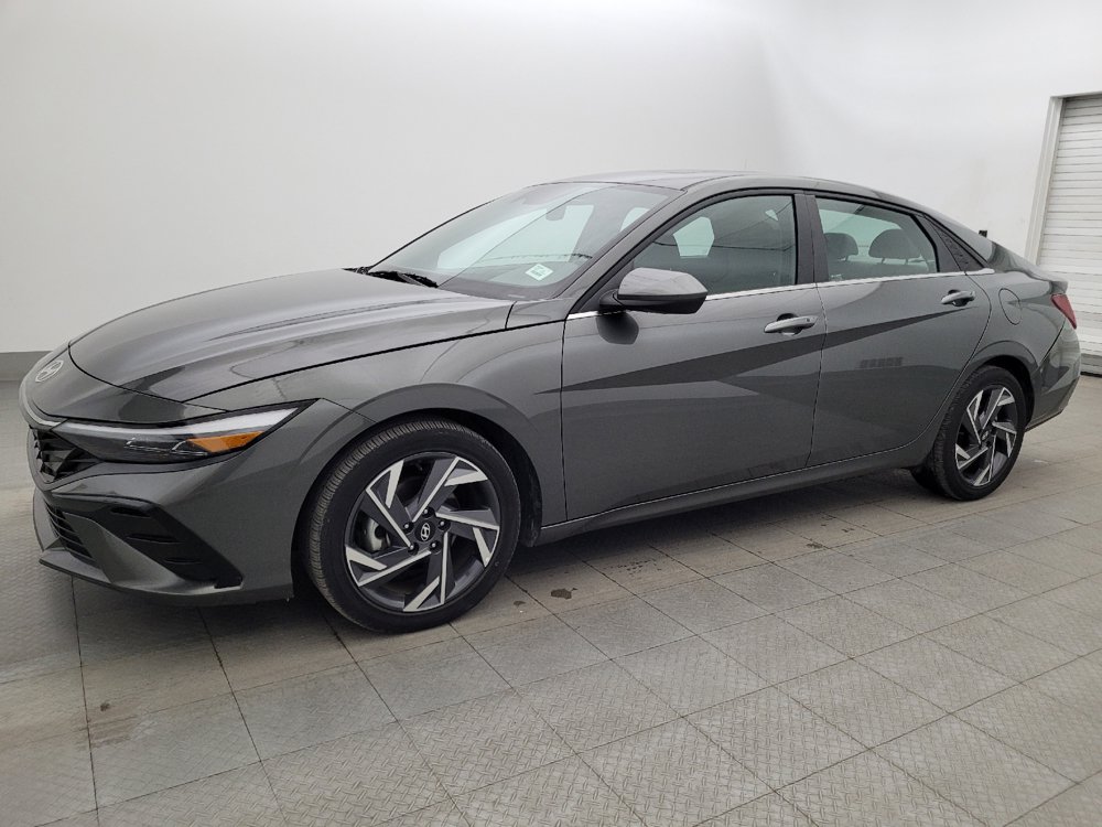 Used 2025 Hyundai Elantra SEL FWD image 2