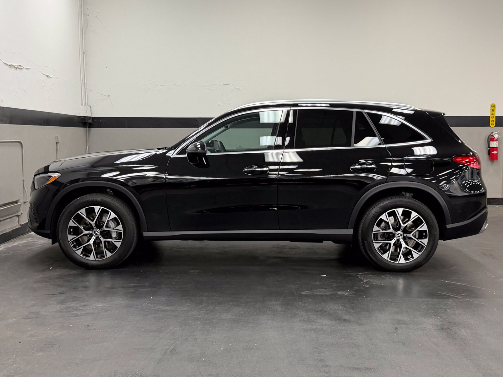Used 2025 Mercedes-Benz GLC 350e 4MATIC image 8