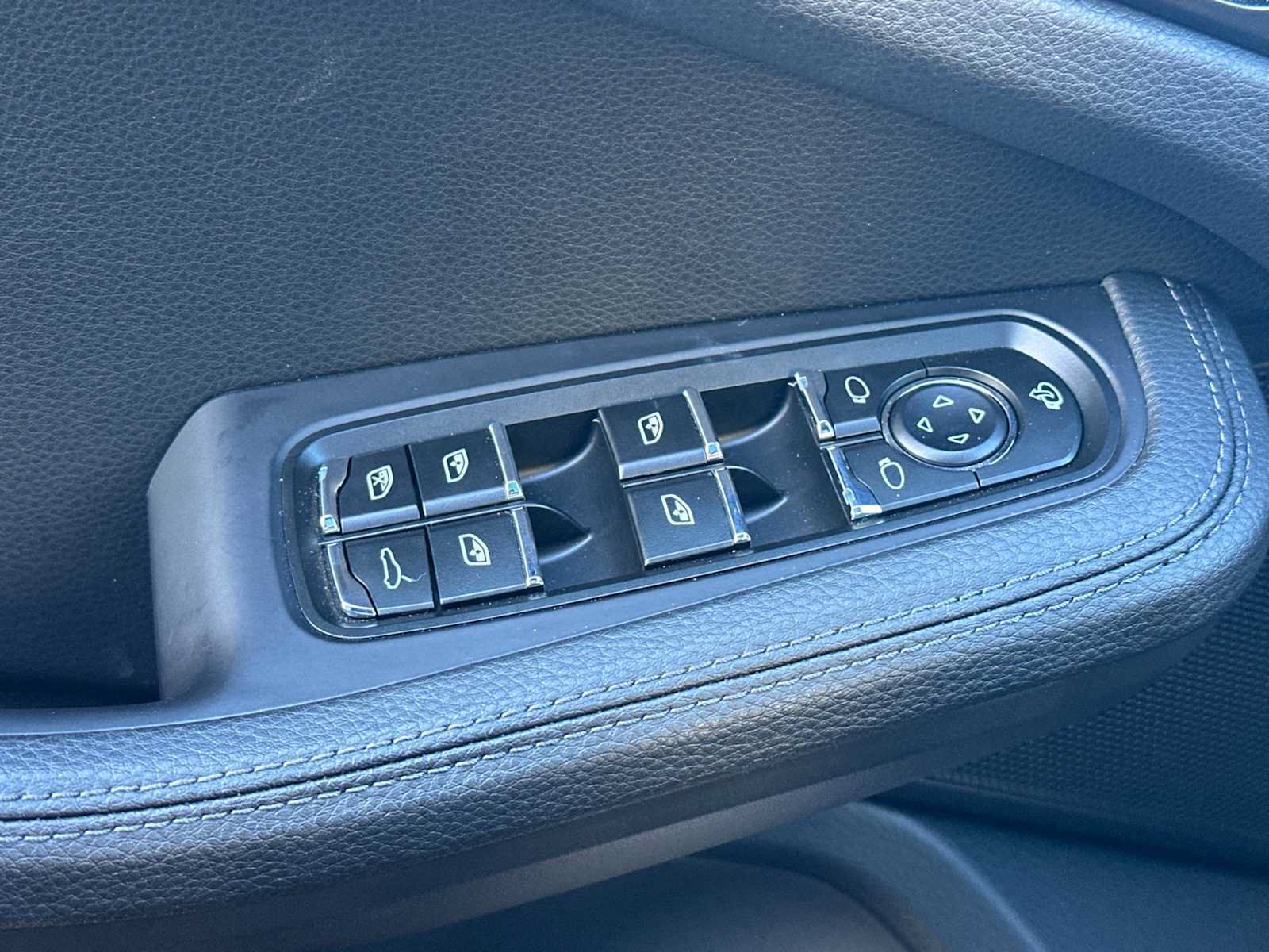 Certified 2025 Porsche Macan AWD/4WD image 13