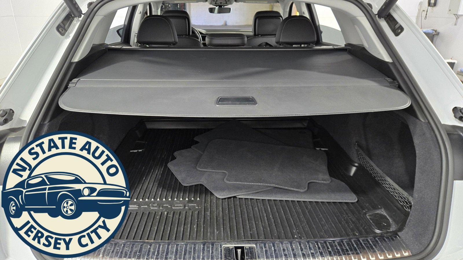 Used 2024 Audi Q8 e-tron Premium Plus image 35