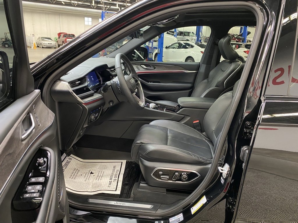 Used 2023 Jeep Grand Cherokee Overland w/ Luxury Tech Group IV image 23