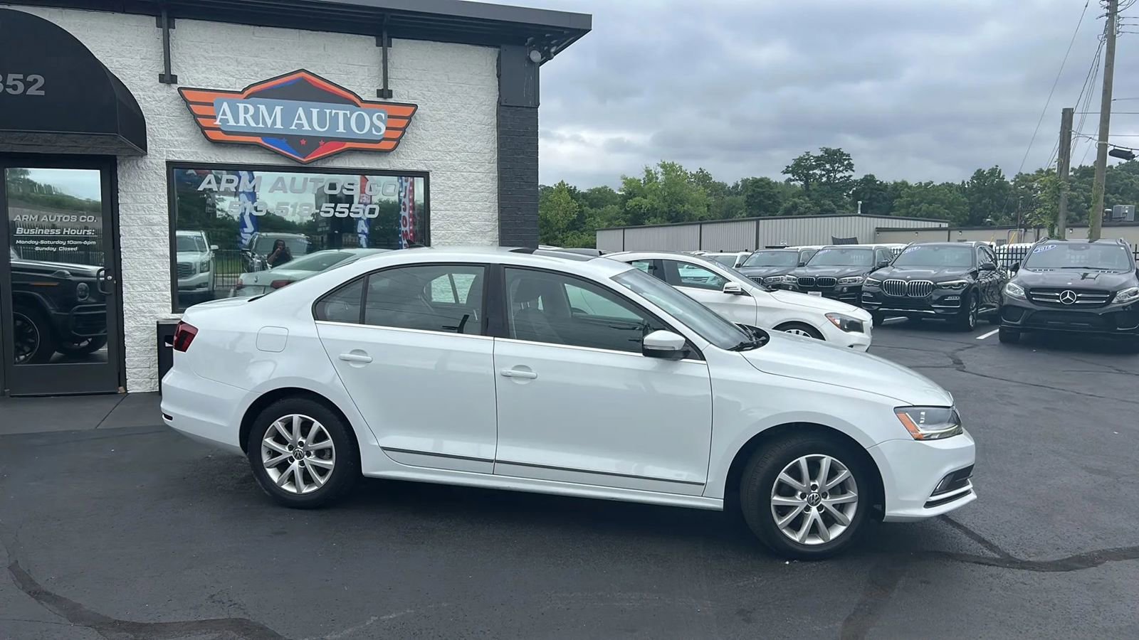 Used 2017 Volkswagen Jetta SEL image 2