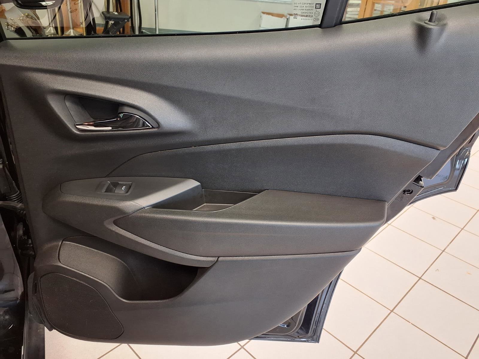 Used 2024 Chevrolet Trax RS w/ Sunroof Package FWD image 12