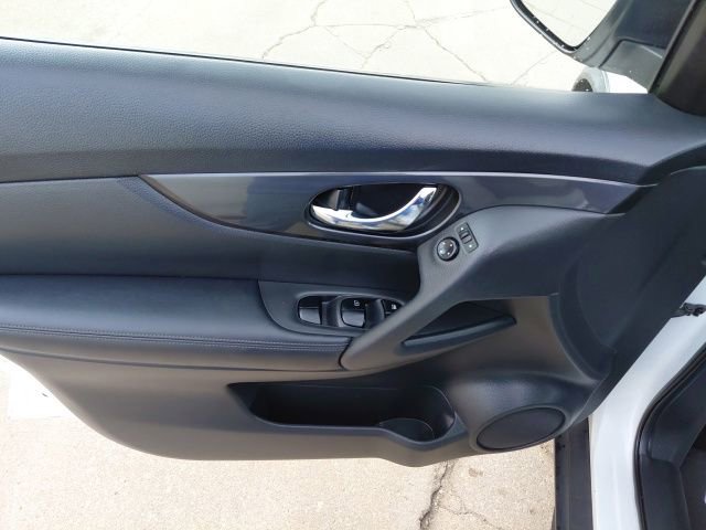 Used 2018 Nissan Rogue SV image 25