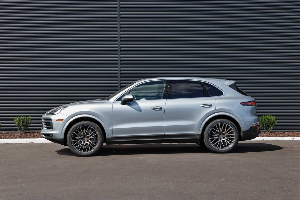 Used 2022 Porsche Cayenne Platinum Edition image 2