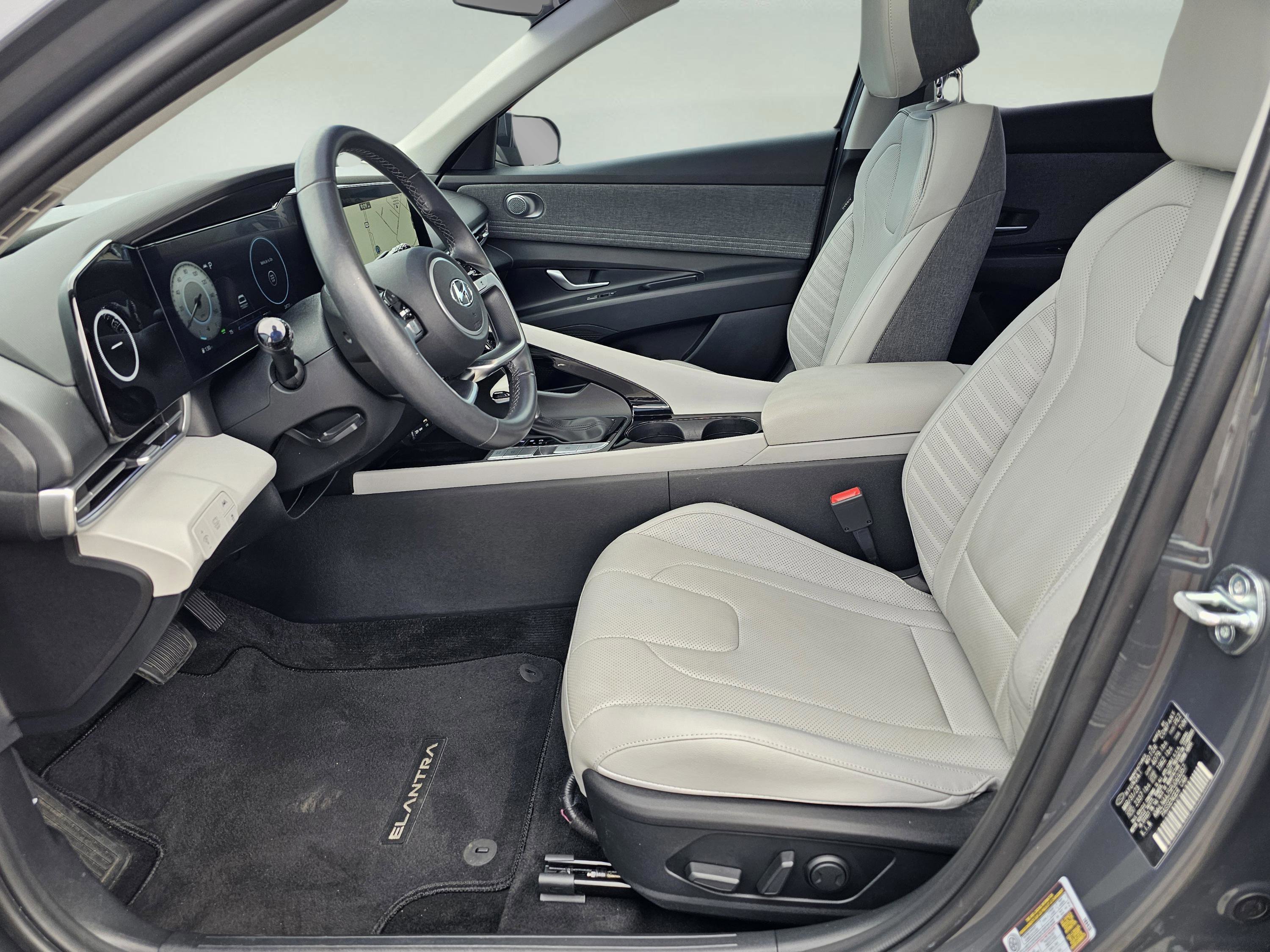 Used 2023 Hyundai Elantra Limited w/ Preferred Accessory Package image 17